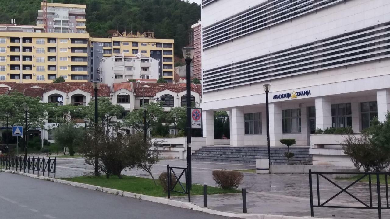 Apartment S&s *